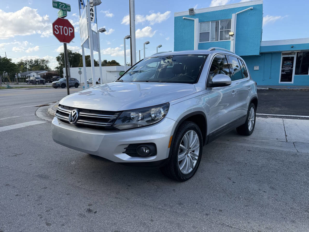 Used 2012 Volkswagen Tiguan SEL FWD image 1