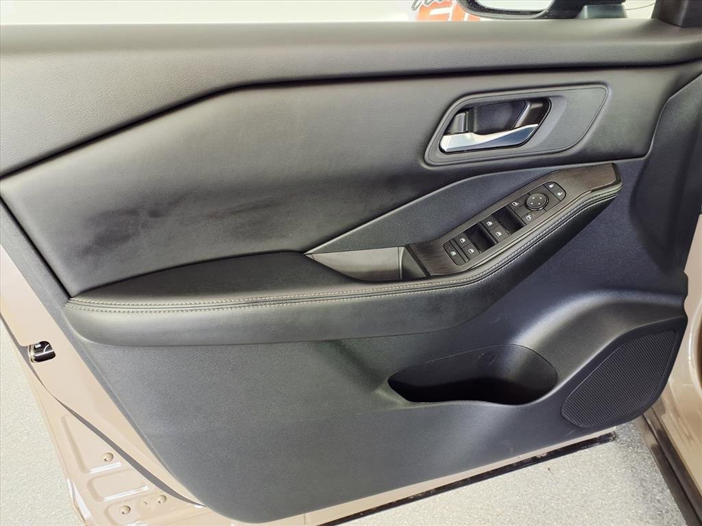 Used 2024 Nissan Rogue SV image 25