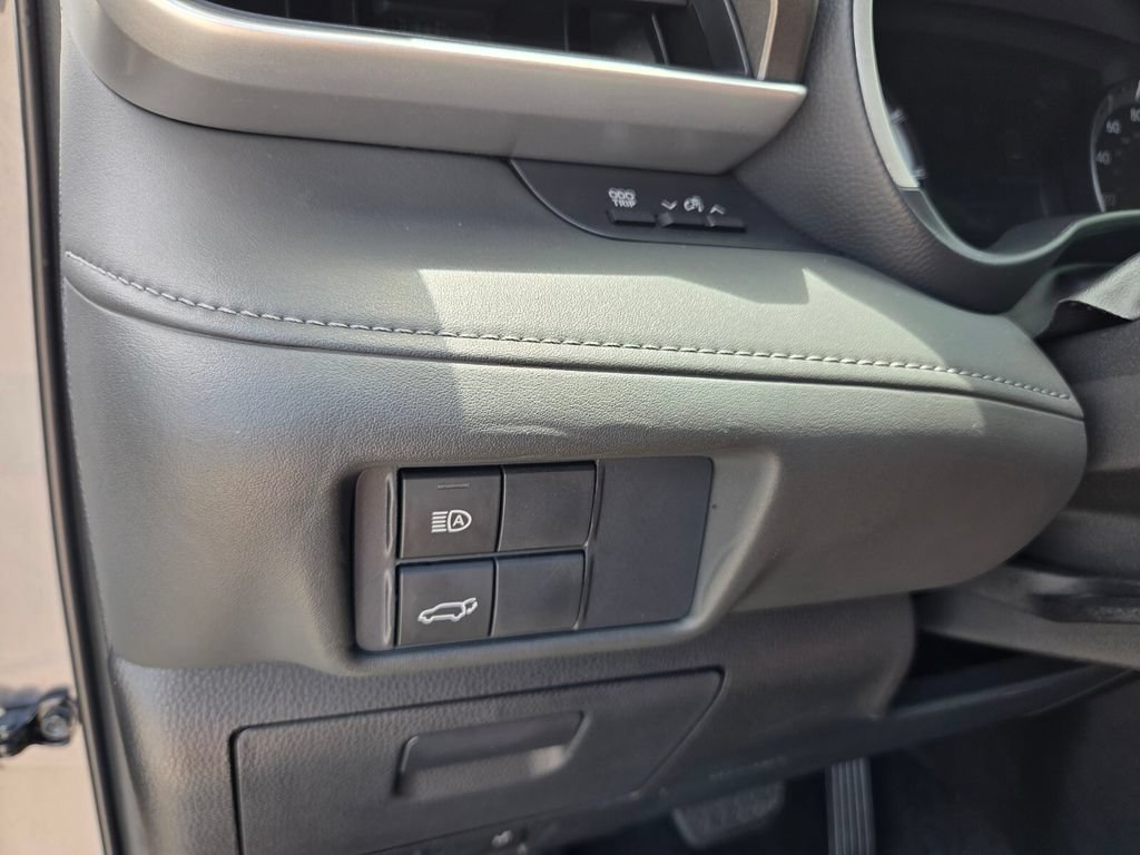 Used 2021 Toyota Highlander XLE FWD image 25