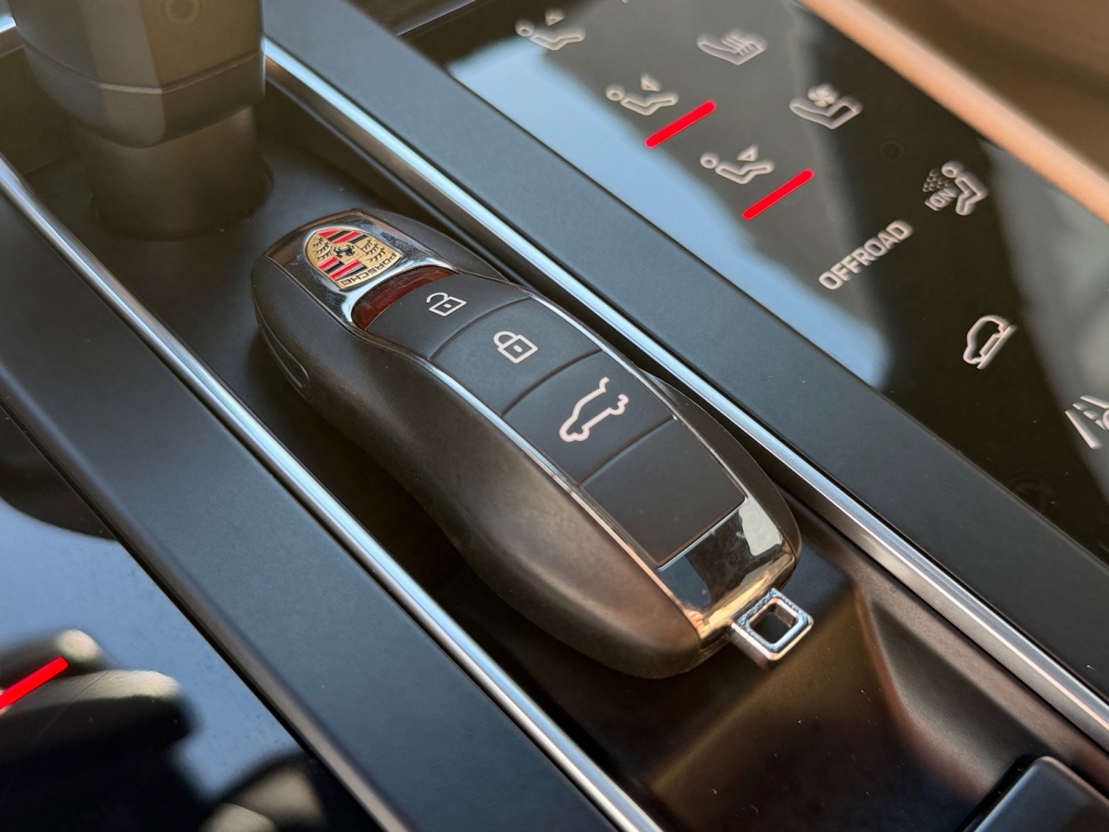 Certified 2025 Porsche Macan AWD/4WD image 32