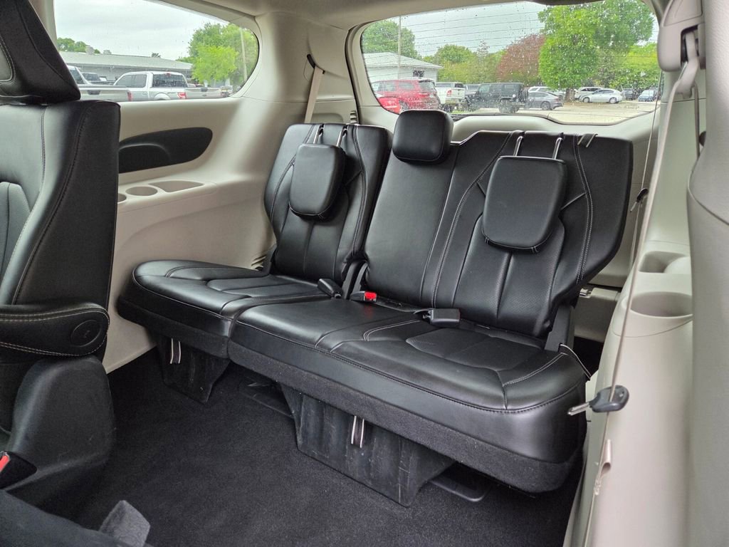 Used 2024 Chrysler Pacifica Select image 18