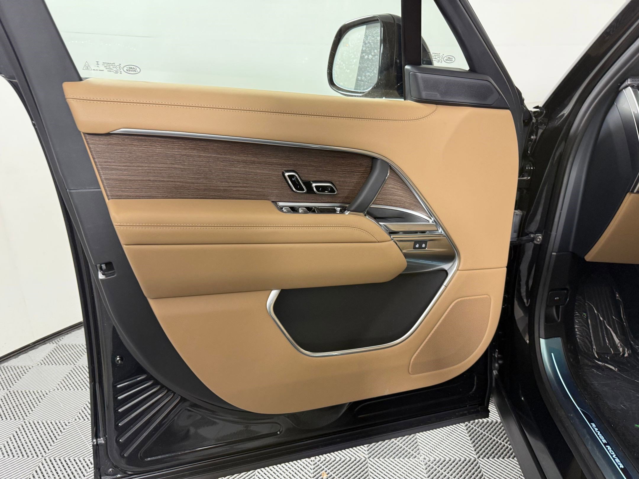 New 2026 Land Rover Range Rover Long Wheelbase SE image 22