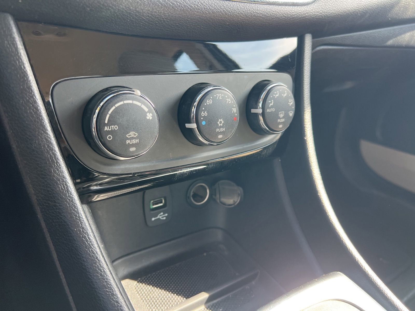 Used 2012 Chrysler 200 Limited image 14