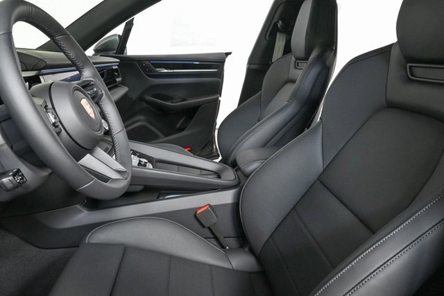 Certified 2025 Porsche Macan Electric image 5