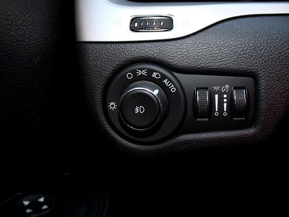 Used 2017 Jeep Cherokee Trailhawk w/ Cold Weather Group image 13
