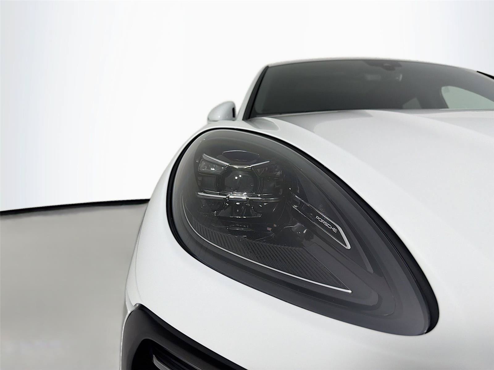 Certified 2022 Porsche Macan AWD/4WD image 30