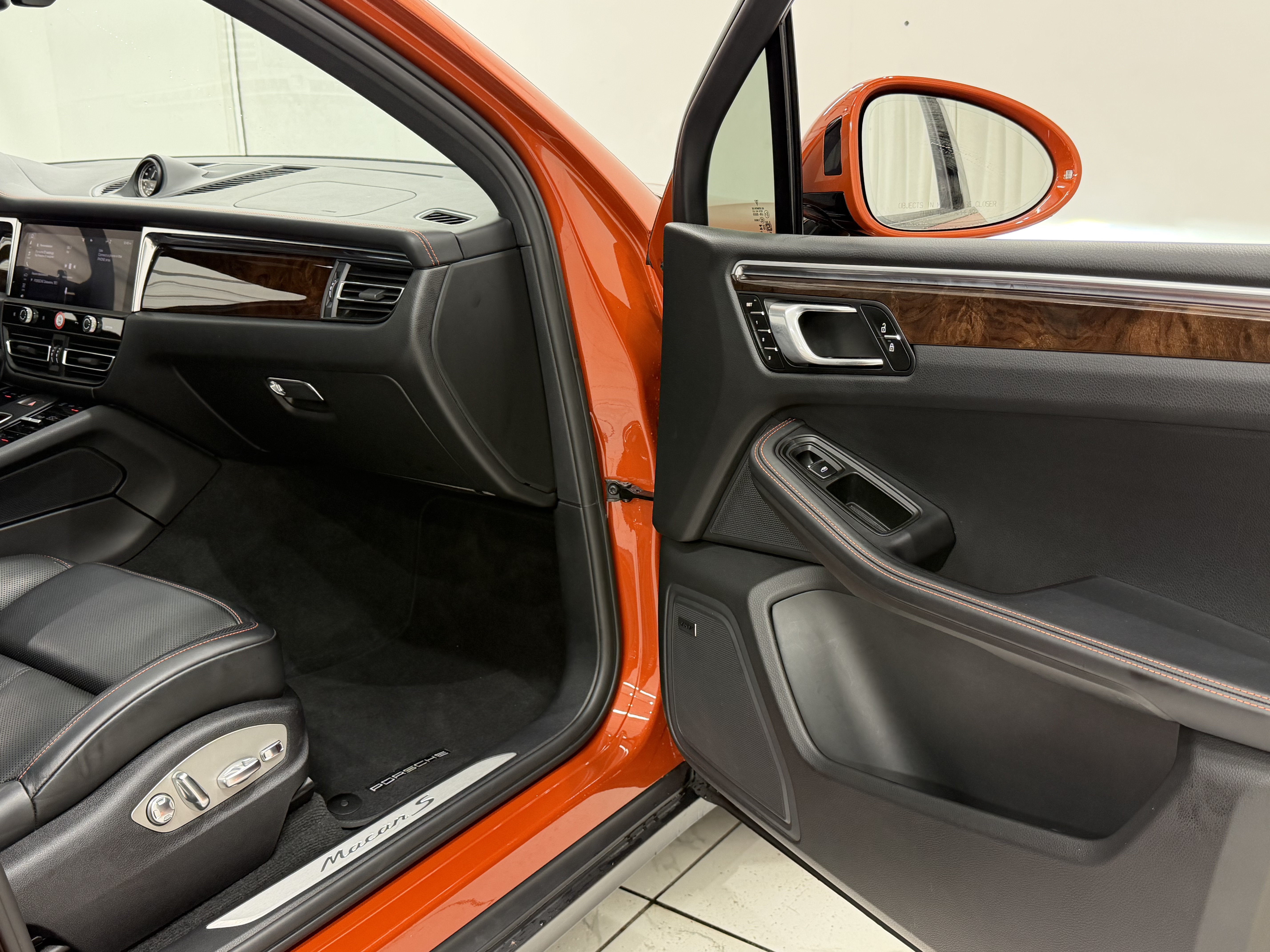 Certified 2024 Porsche Macan S AWD/4WD image 22