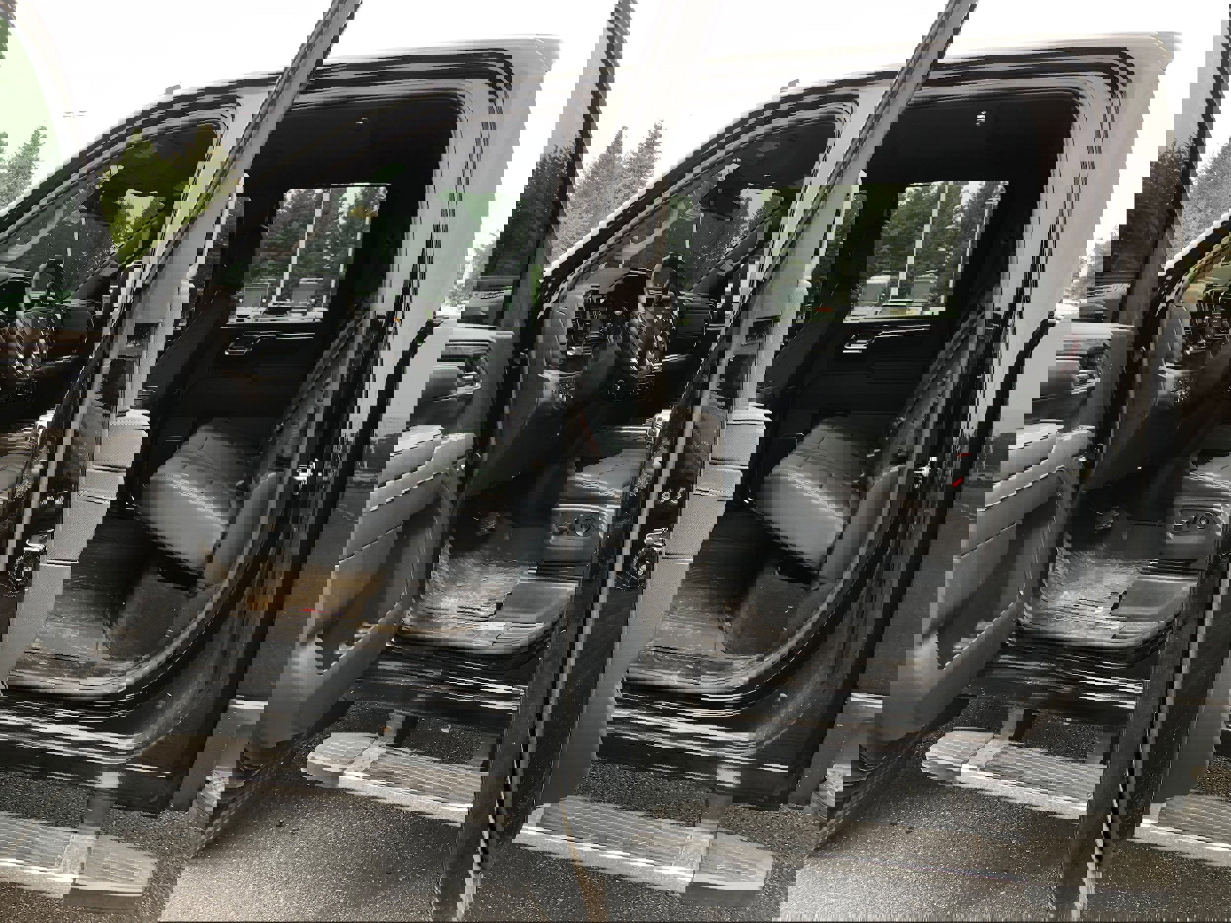 Used 2025 Chevrolet Silverado 3500 LTZ image 8