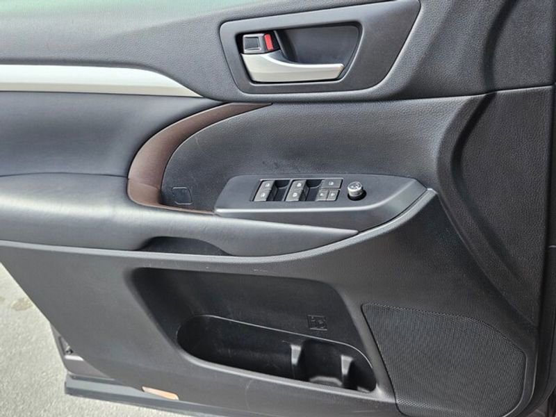 Used 2019 Toyota Highlander XLE image 34