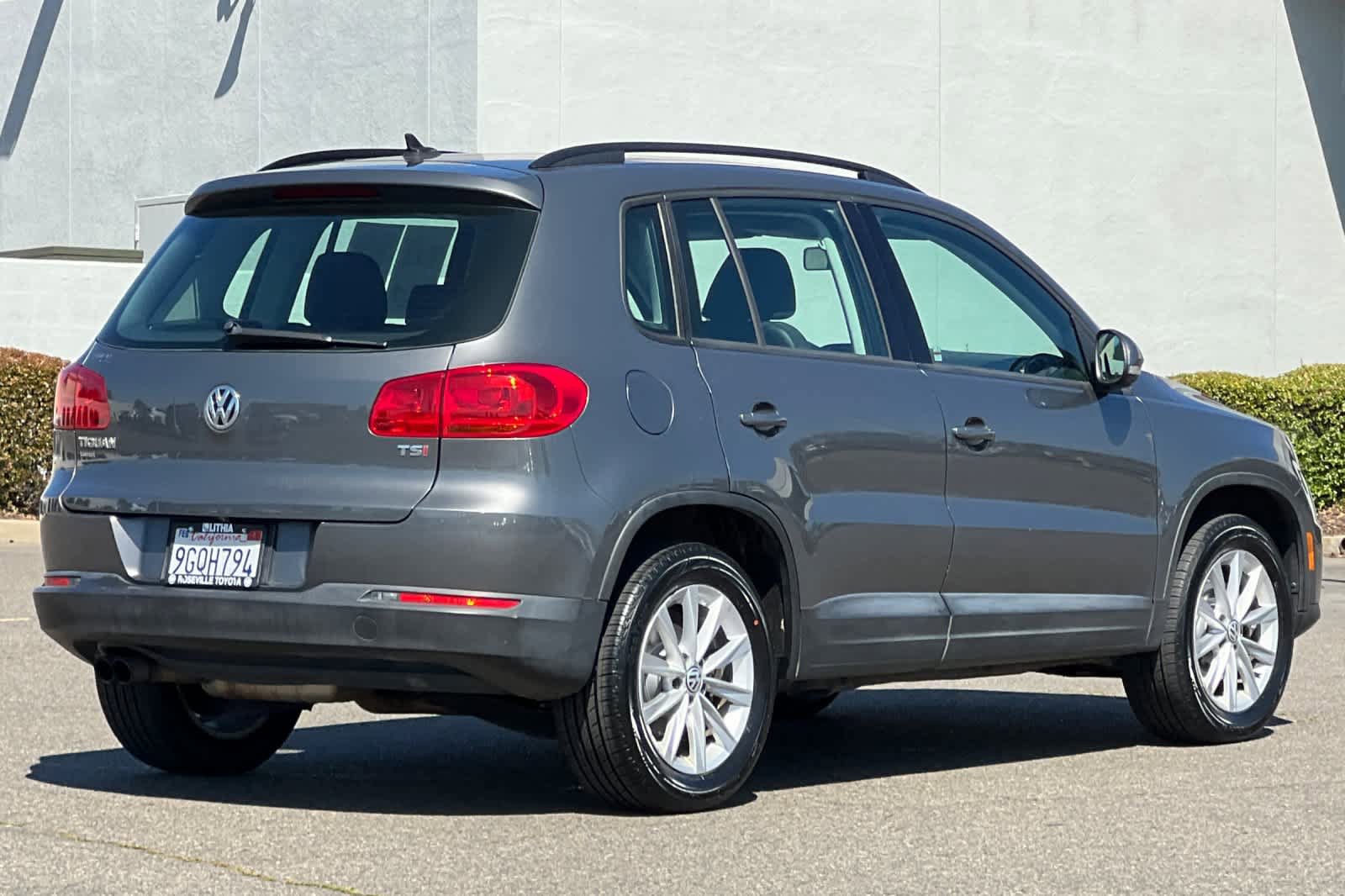 Used 2017 Volkswagen Tiguan Limited w/ Premium Package FWD image 2