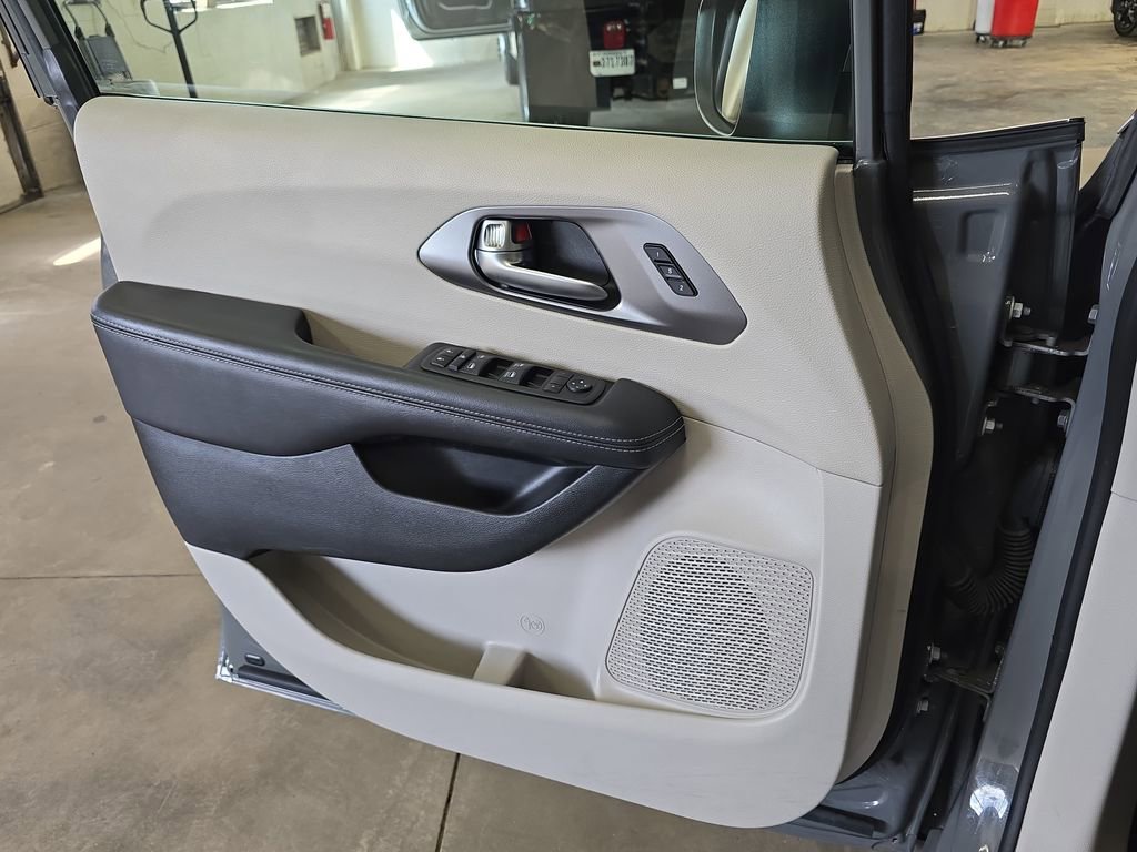 Certified 2023 Chrysler Pacifica Touring-L FWD image 29