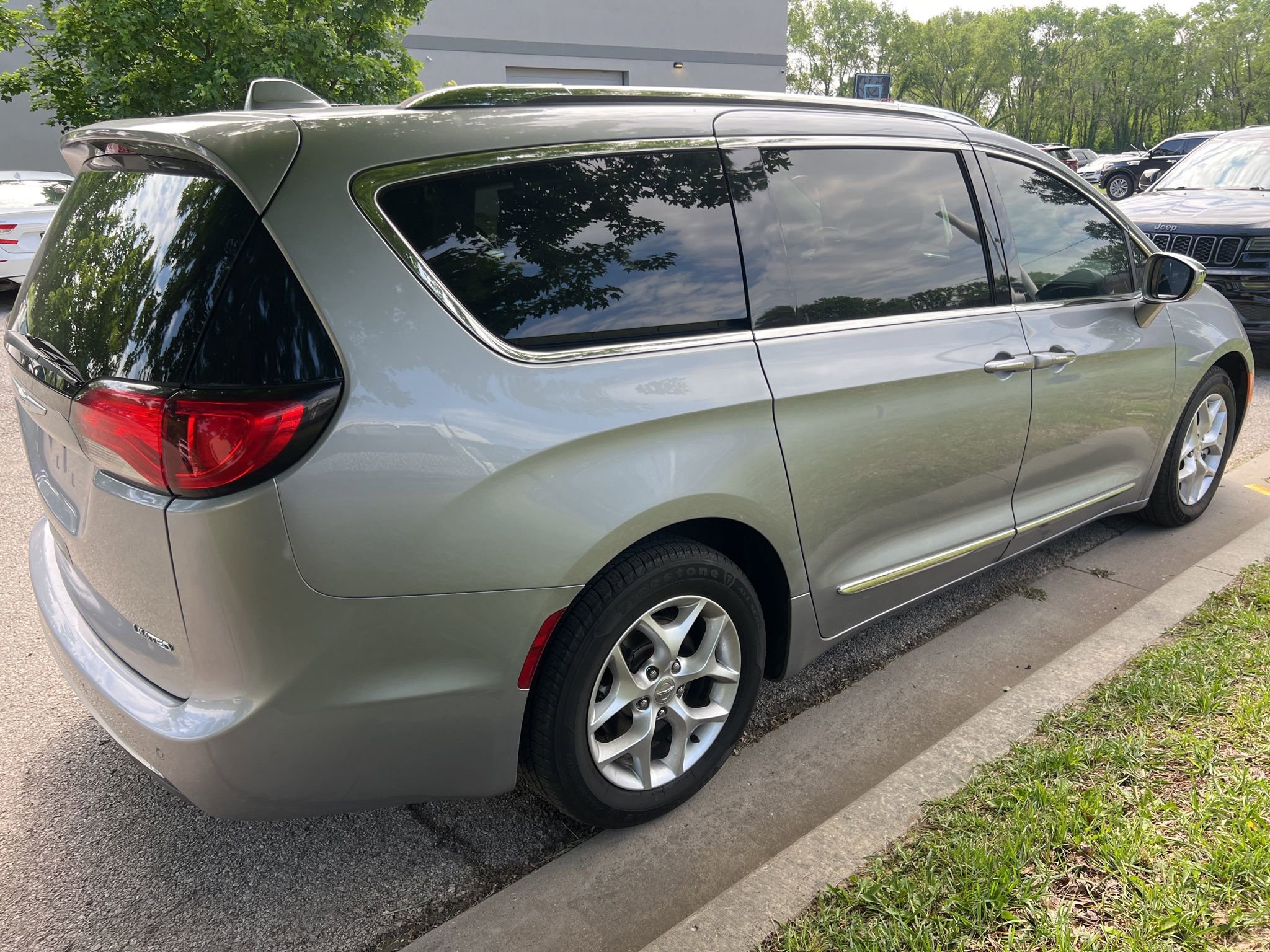 Used 2020 Chrysler Pacifica Limited FWD image 5