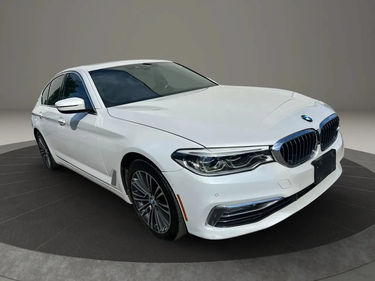 Used 2018 BMW 530e xDrive w/ Premium Package 2 AWD/4WD image 3