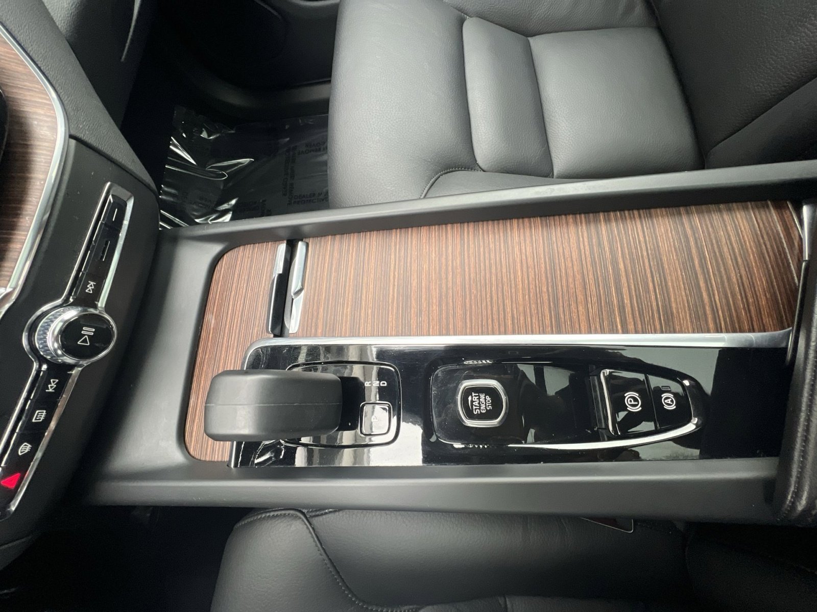 Used 2023 Volvo XC60 T8 Plus w/ Protection Package Premier image 22