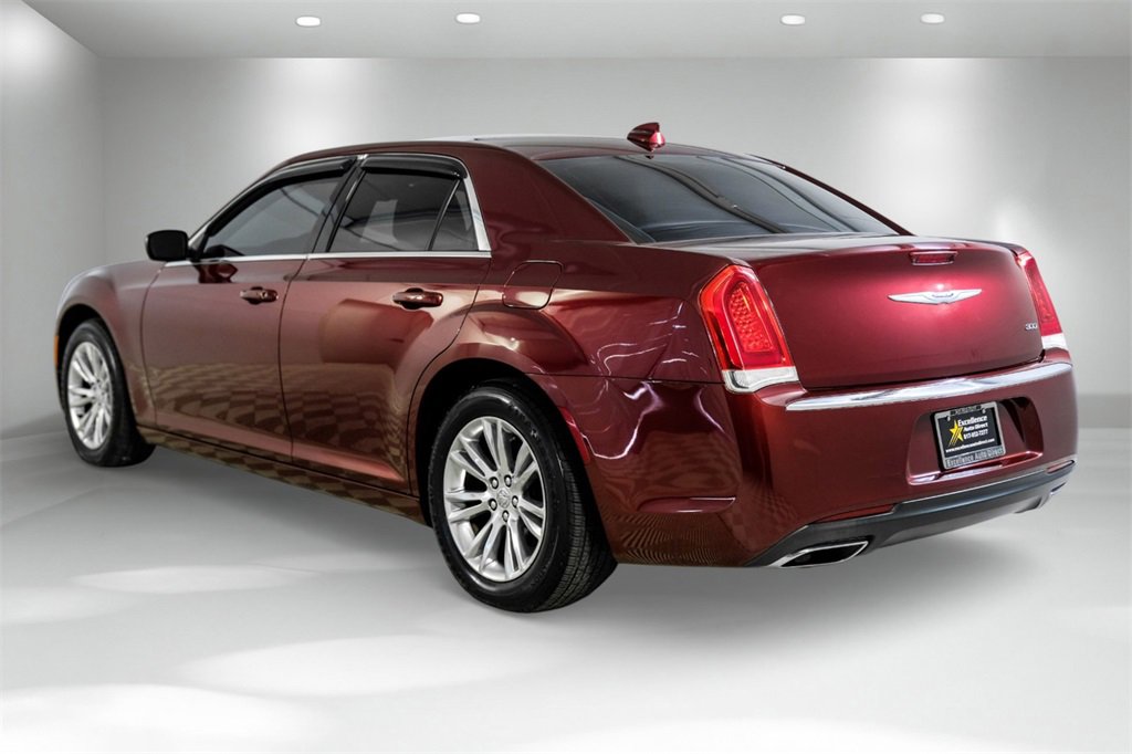 Used 2018 Chrysler 300 Touring L image 8