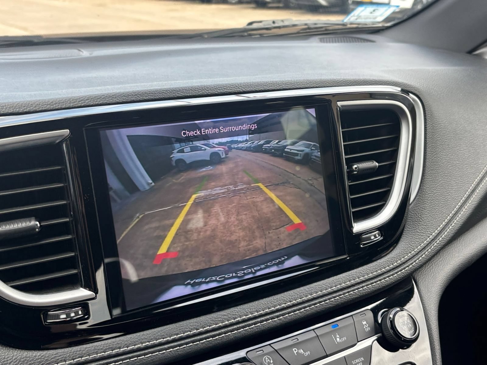 Used 2025 Chrysler Pacifica Limited FWD image 26