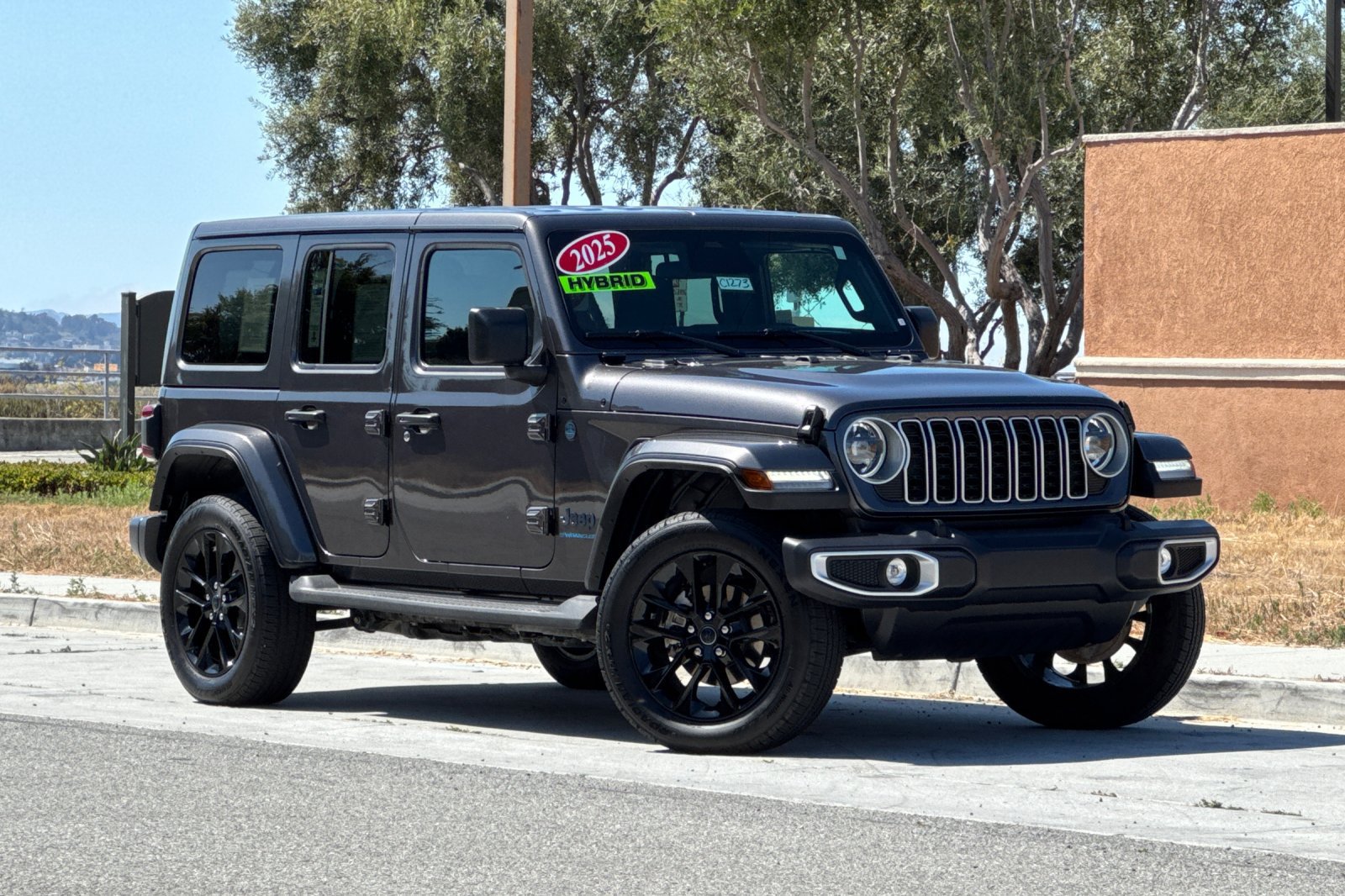 Used 2025 Jeep Wrangler Unlimited Sahara AWD/4WD image 2