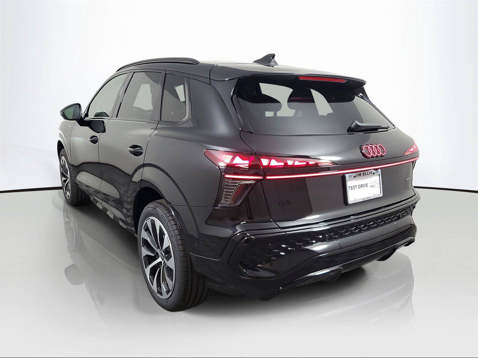 New 2026 Audi Q3 quattro 2.0T AWD/4WD image 4