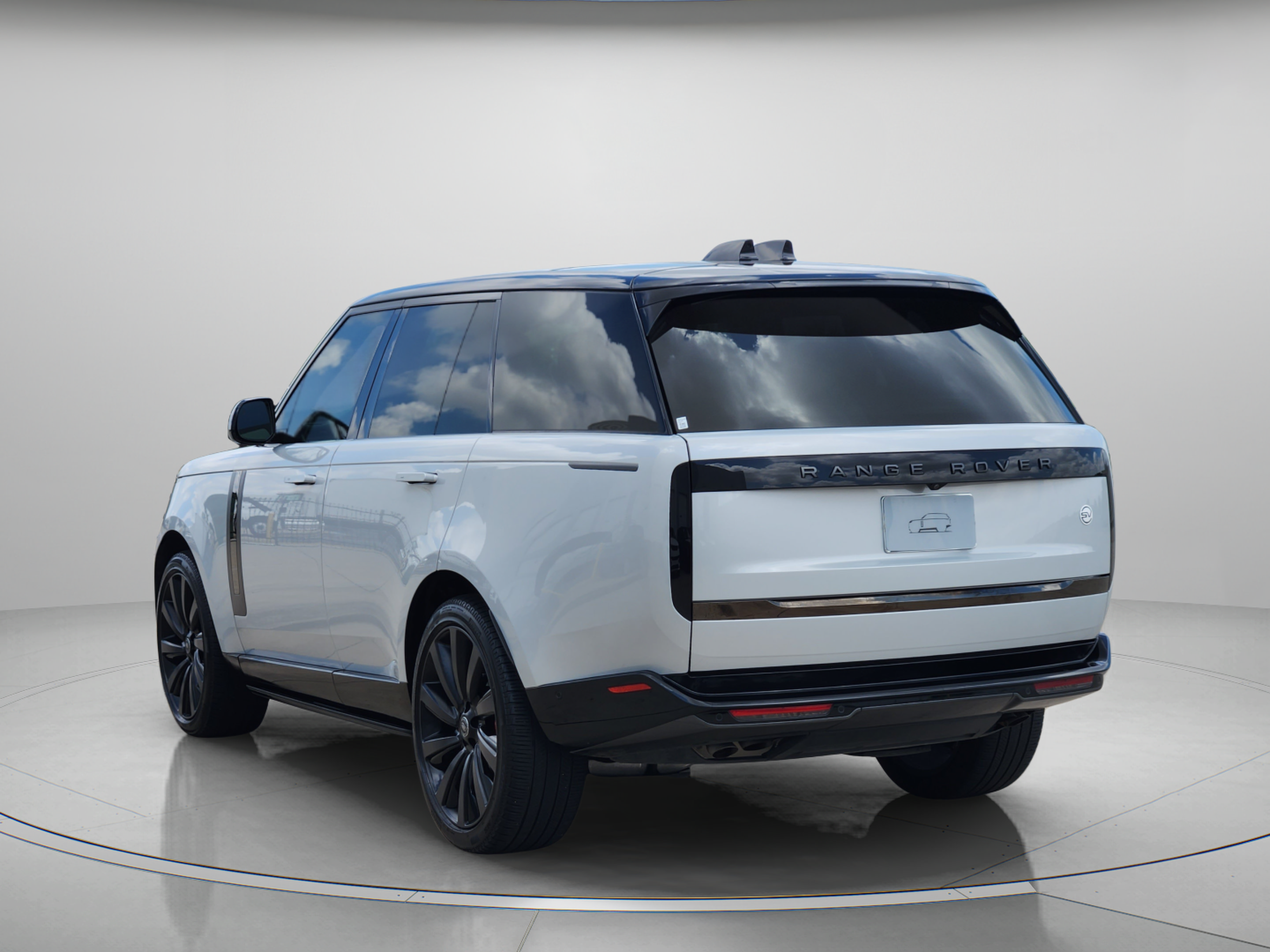 Certified 2025 Land Rover Range Rover SV AWD/4WD image 3