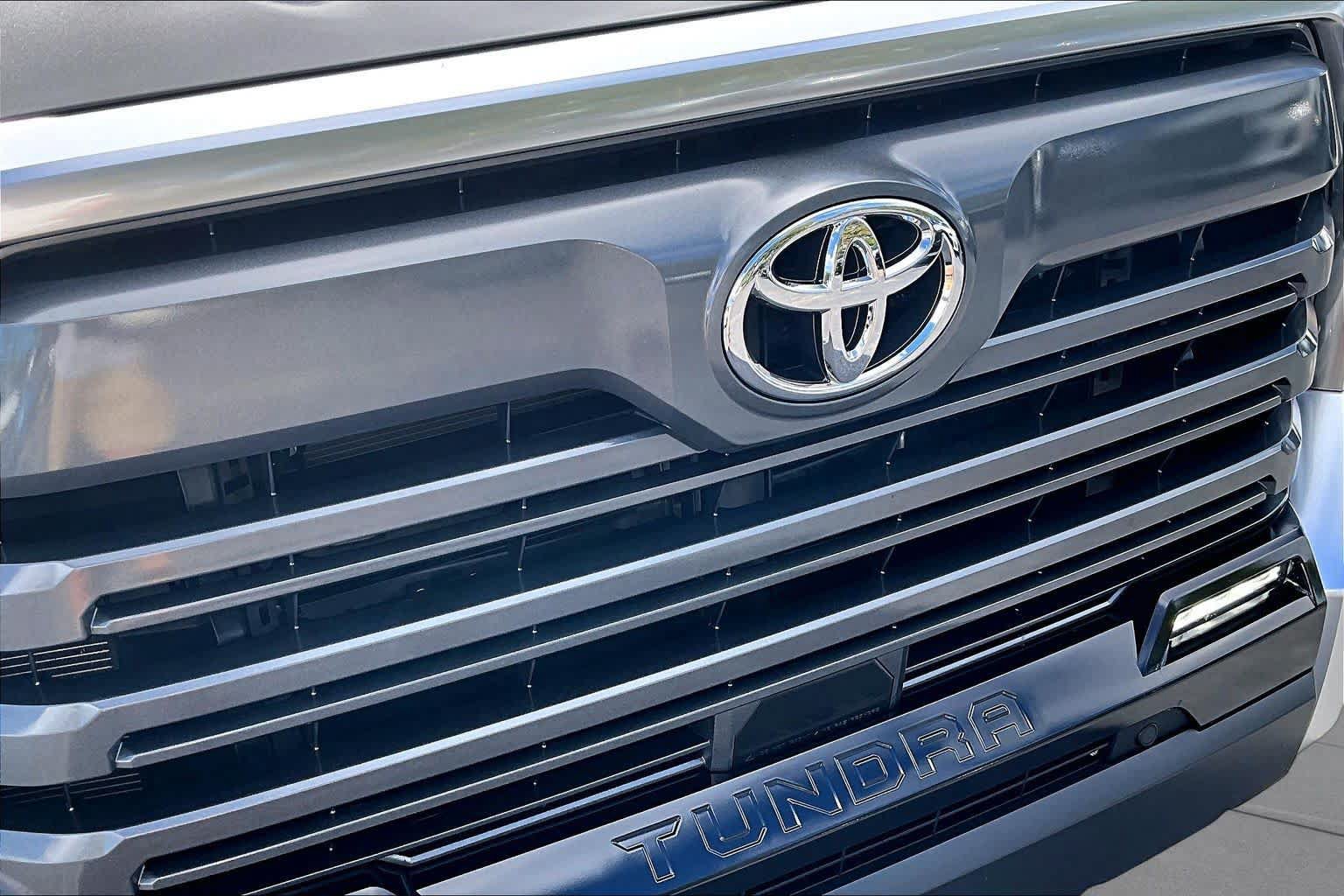 Used 2025 Toyota Tundra Limited AWD/4WD image 30