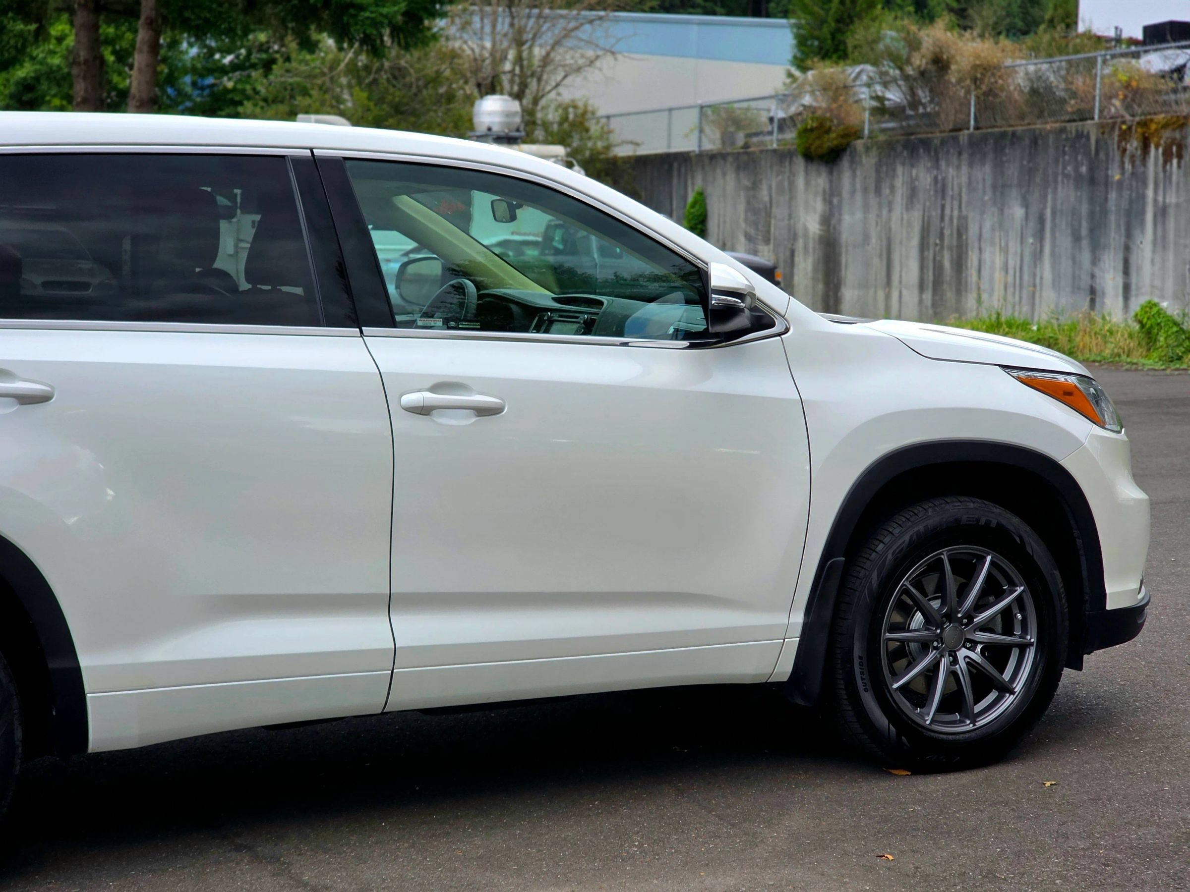 Used 2016 Toyota Highlander LE AWD/4WD image 12