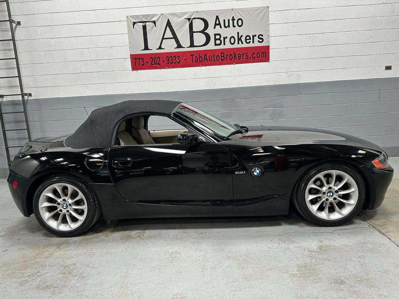Used 2003 BMW Z4 2.5i image 9