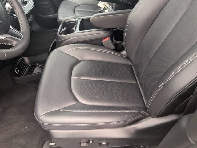 Used 2025 Chrysler Pacifica Select FWD image 19