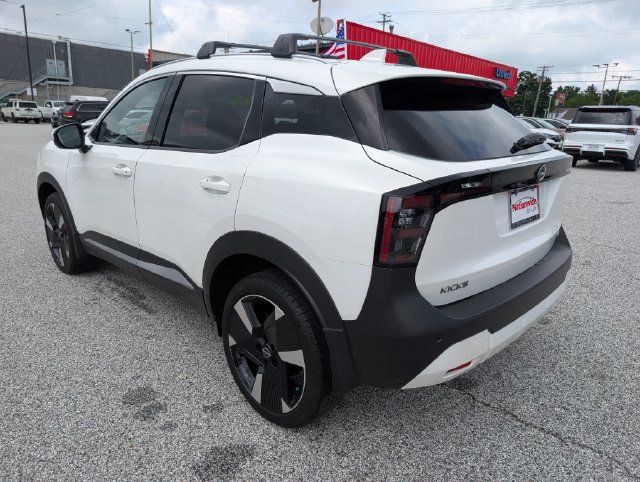 Used 2025 Nissan Kicks SR w/ Illumination Package FWD image 3