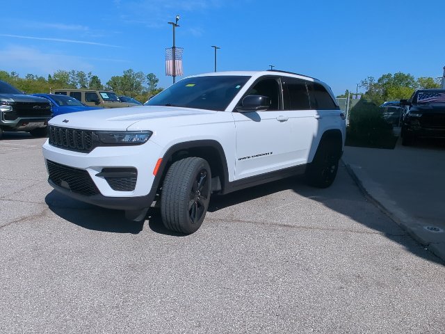 Used 2024 Jeep Grand Cherokee Altitude AWD/4WD image 5