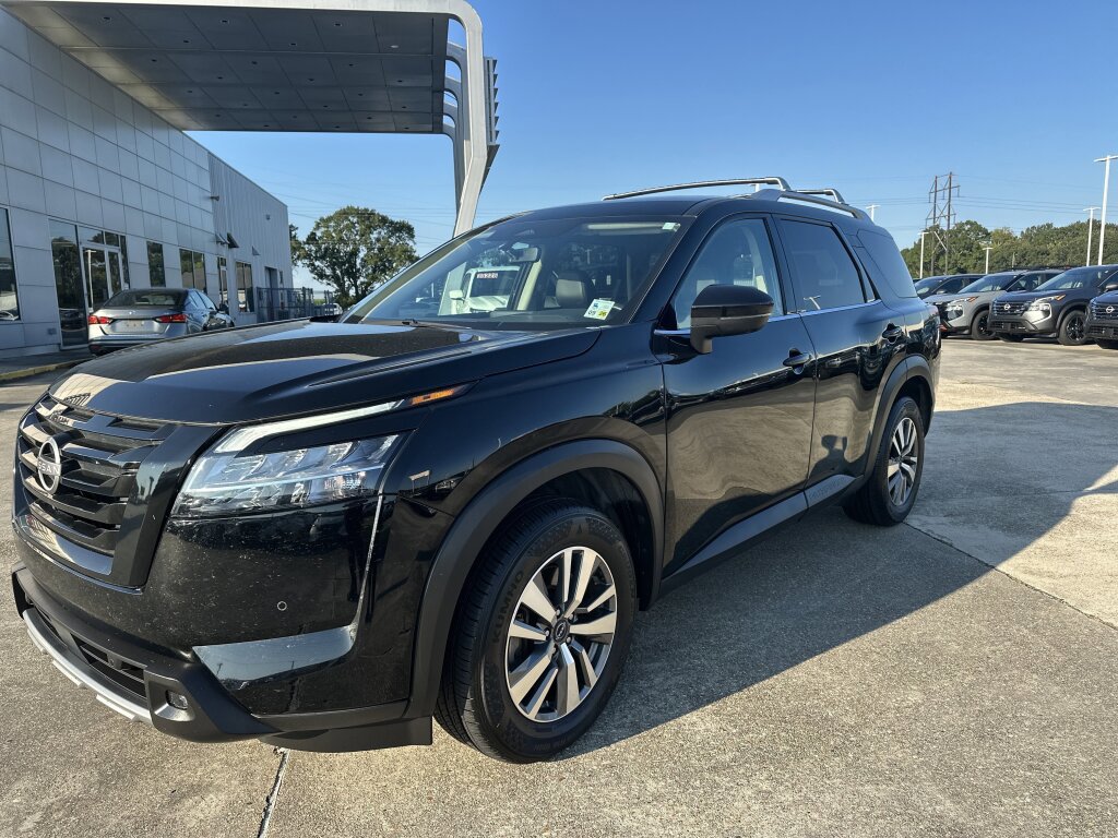 Used 2023 Nissan Pathfinder SL w/ Lighting Package (N92) image 2