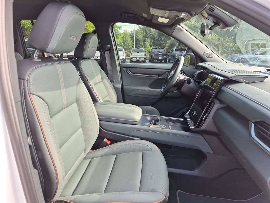 Used 2026 GMC Acadia AT4 w/ Luxury Package AWD/4WD image 40