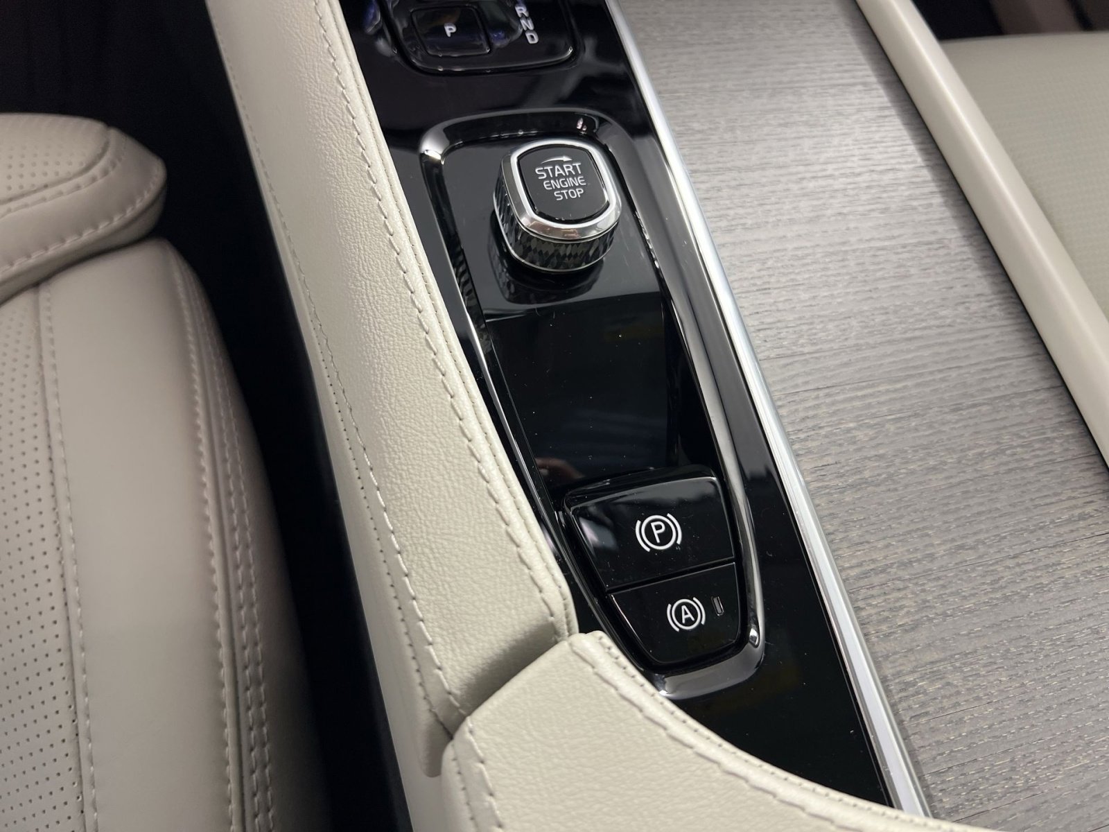 Used 2025 Volvo XC90 T8 Ultra image 33