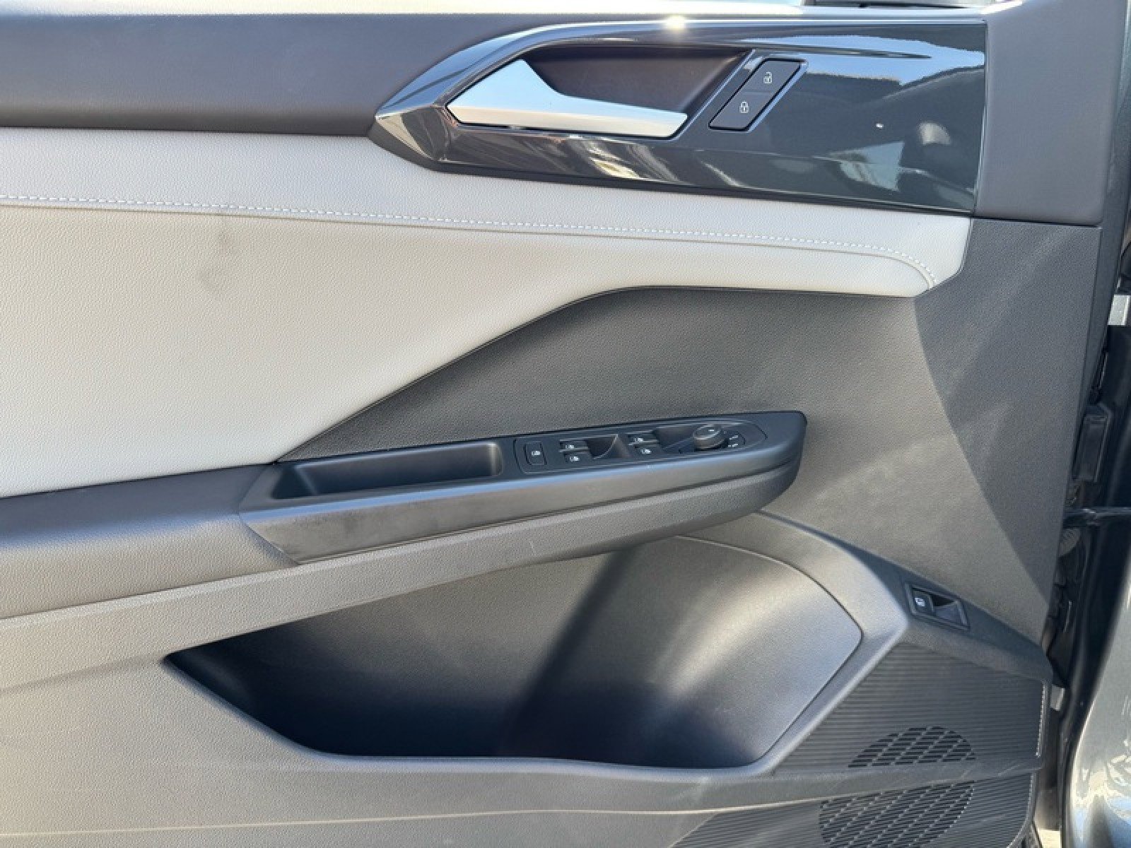 Used 2022 Volkswagen Taos SEL w/ Panoramic Sunroof Package image 14