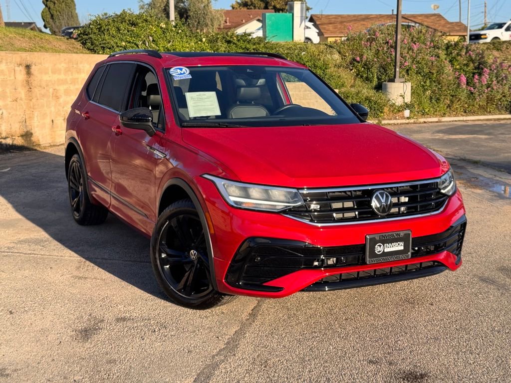 Used 2024 Volkswagen Tiguan SE R-Line image 2
