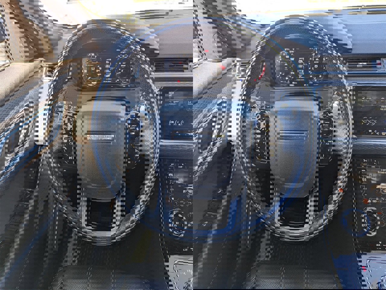 Used 2018 Land Rover Range Rover Velar R-Dynamic SE image 25