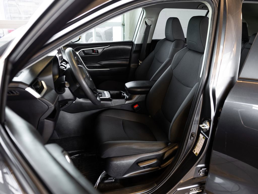 Used 2024 Toyota RAV4 LE AWD/4WD image 10