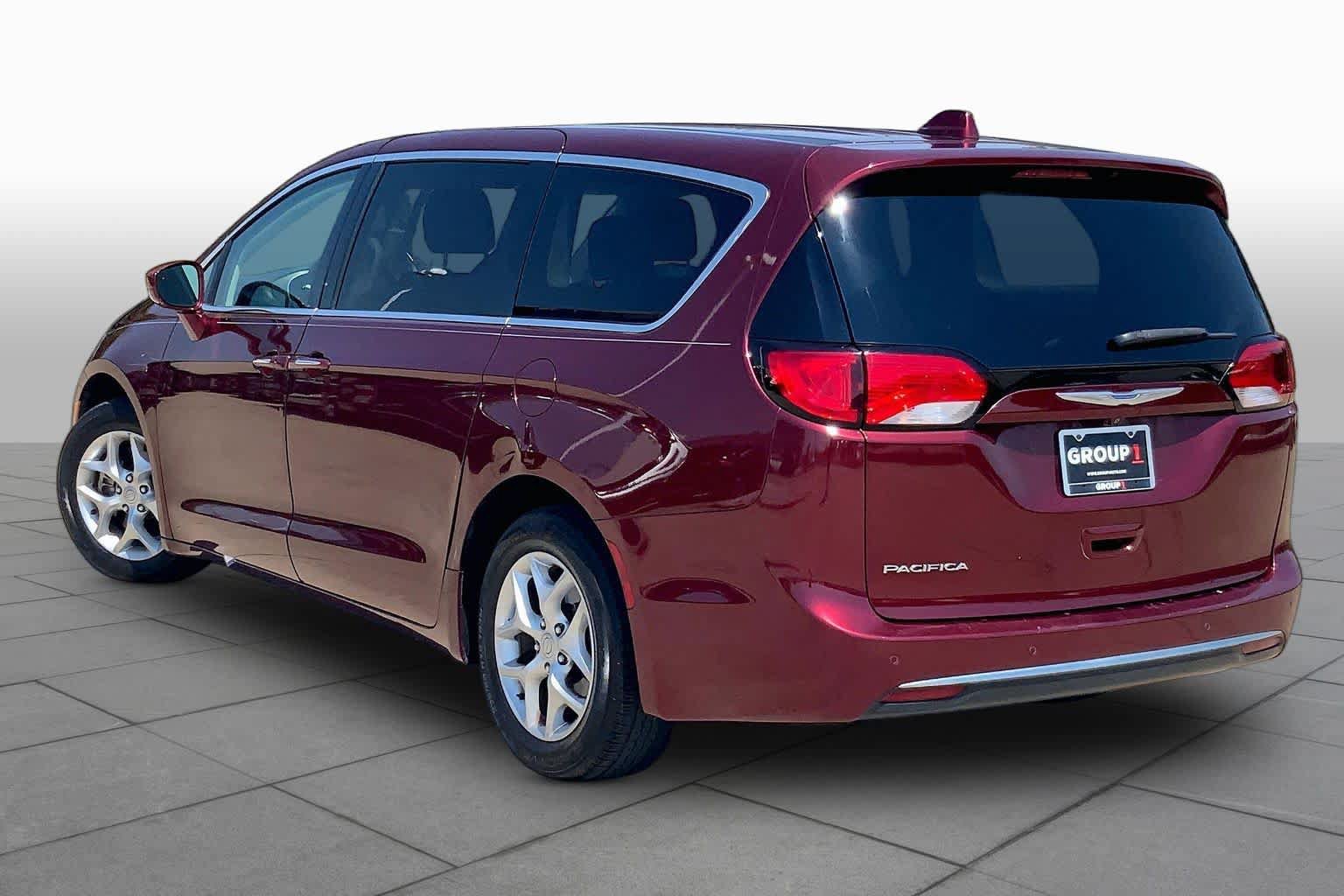Used 2018 Chrysler Pacifica Touring Plus w/ Tire & Wheel Group FWD image 12