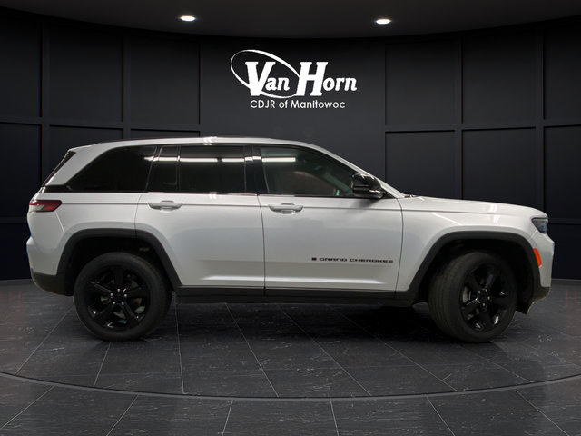 Used 2023 Jeep Grand Cherokee Altitude AWD/4WD image 2