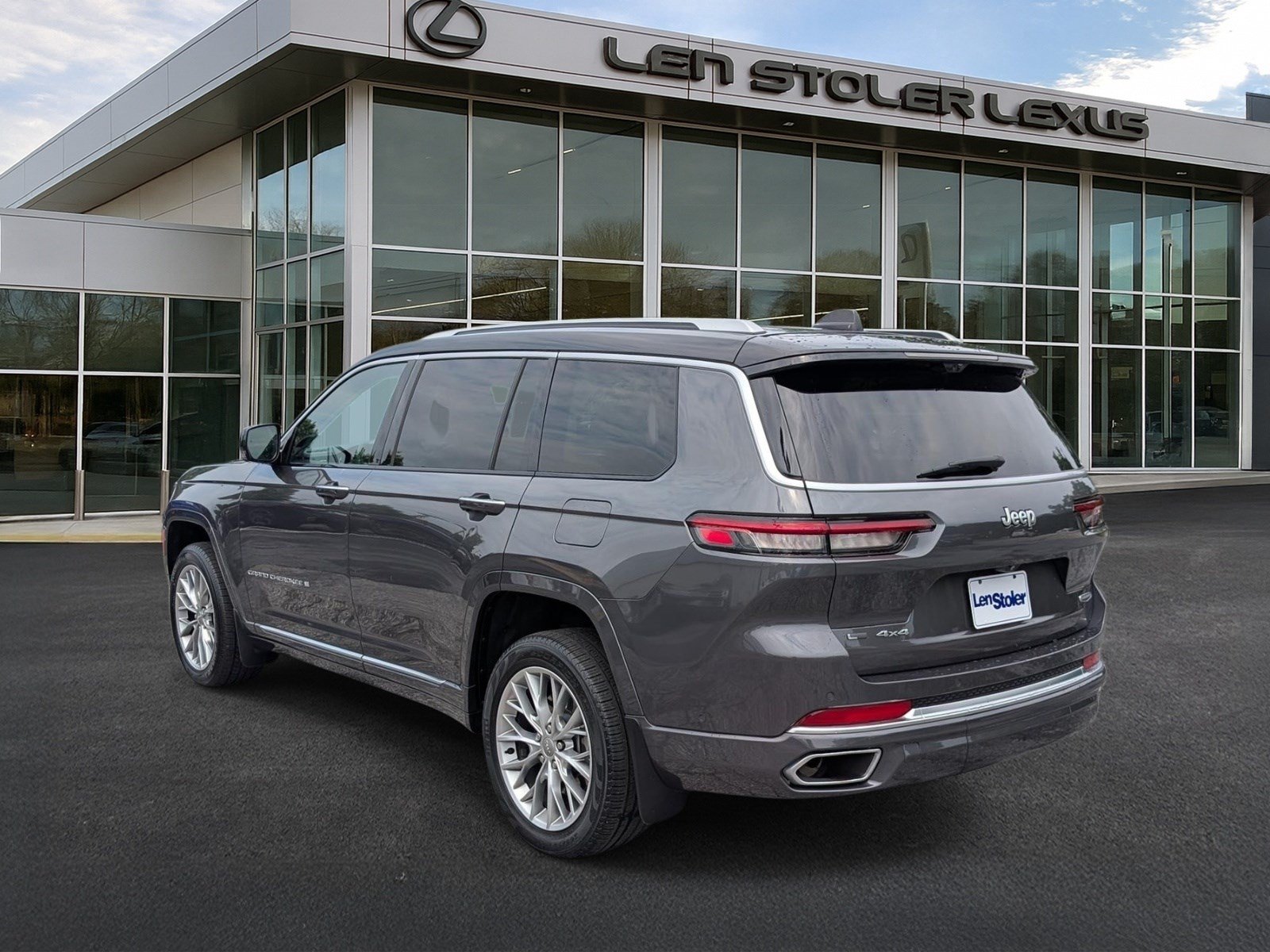 Used 2023 Jeep Grand Cherokee L Summit w/ Advanced Protech Group IV AWD/4WD image 5