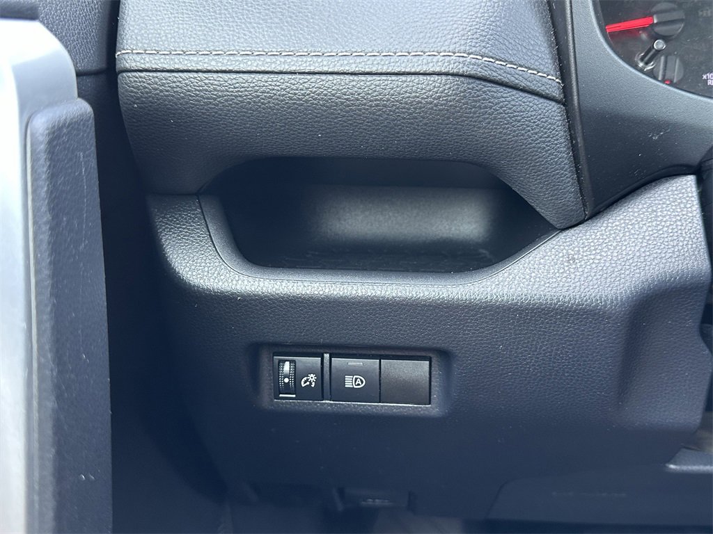 Used 2019 Toyota RAV4 LE image 18