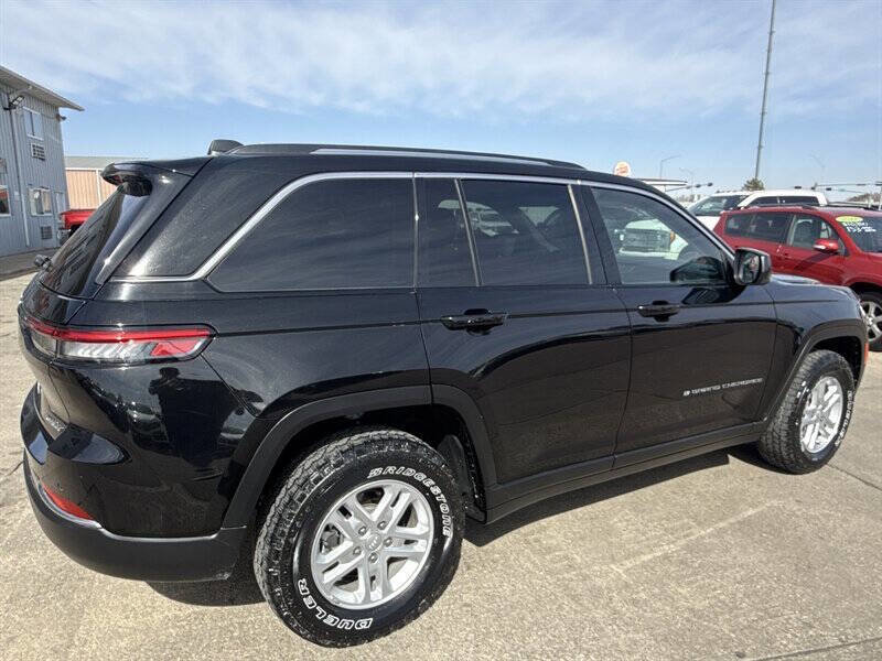 Used 2022 Jeep Grand Cherokee Laredo w/ Luxury Tech Group I AWD/4WD image 7