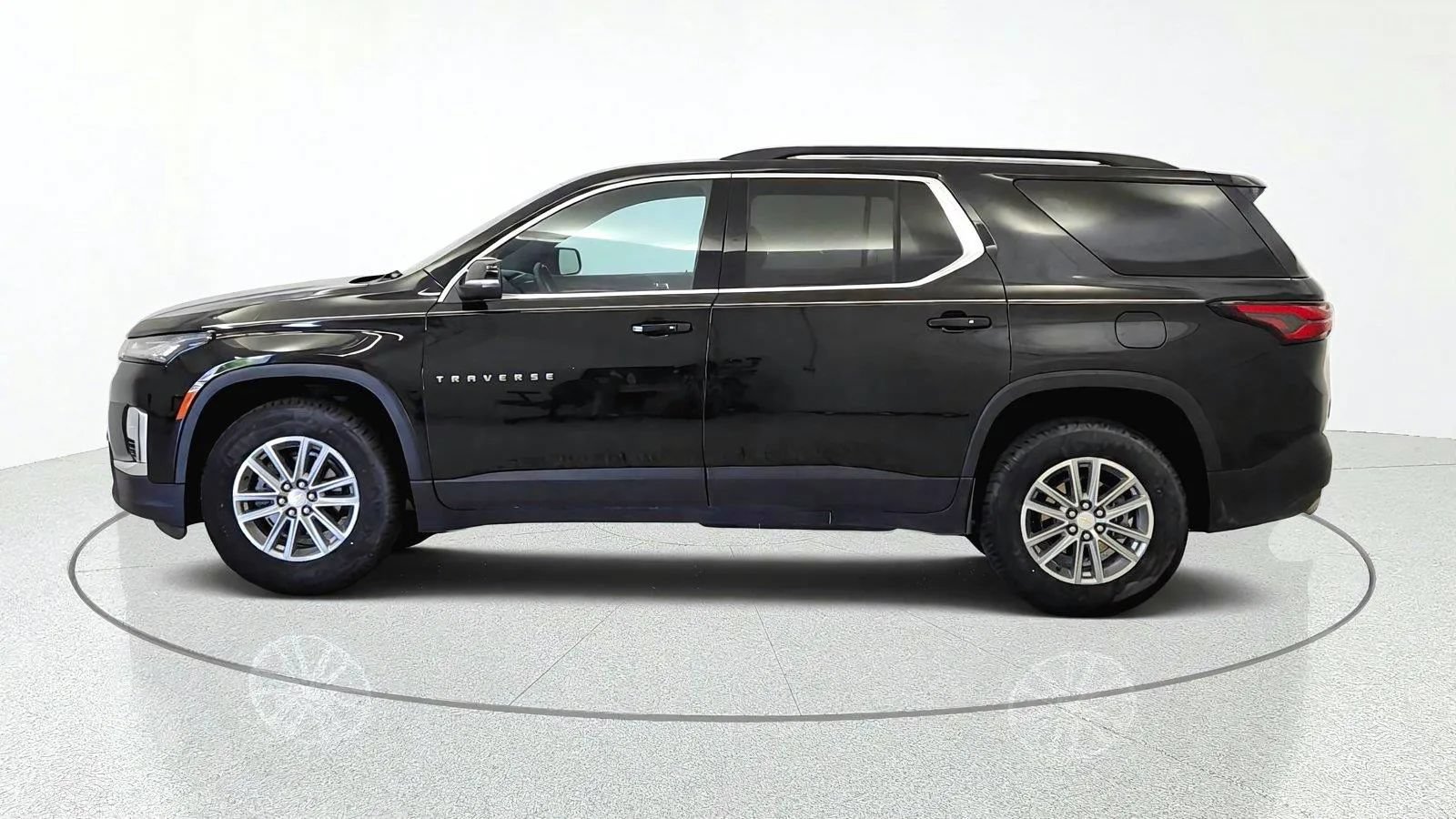 Used 2023 Chevrolet Traverse LT FWD image 4