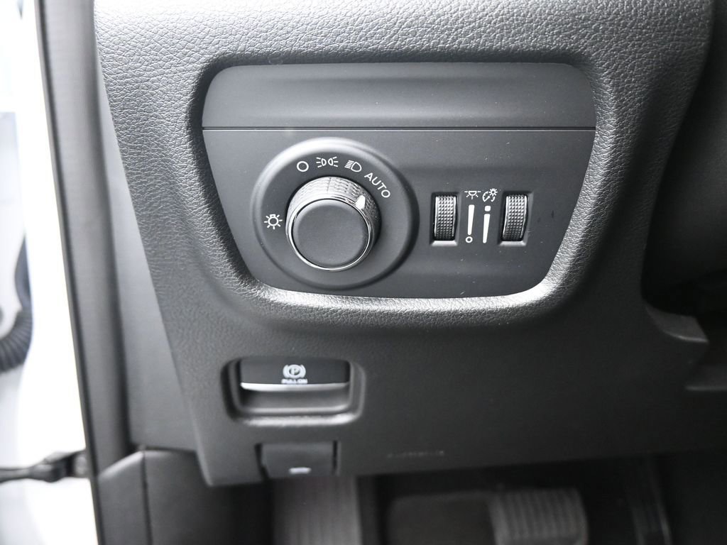 Used 2024 Jeep Grand Cherokee Laredo image 33