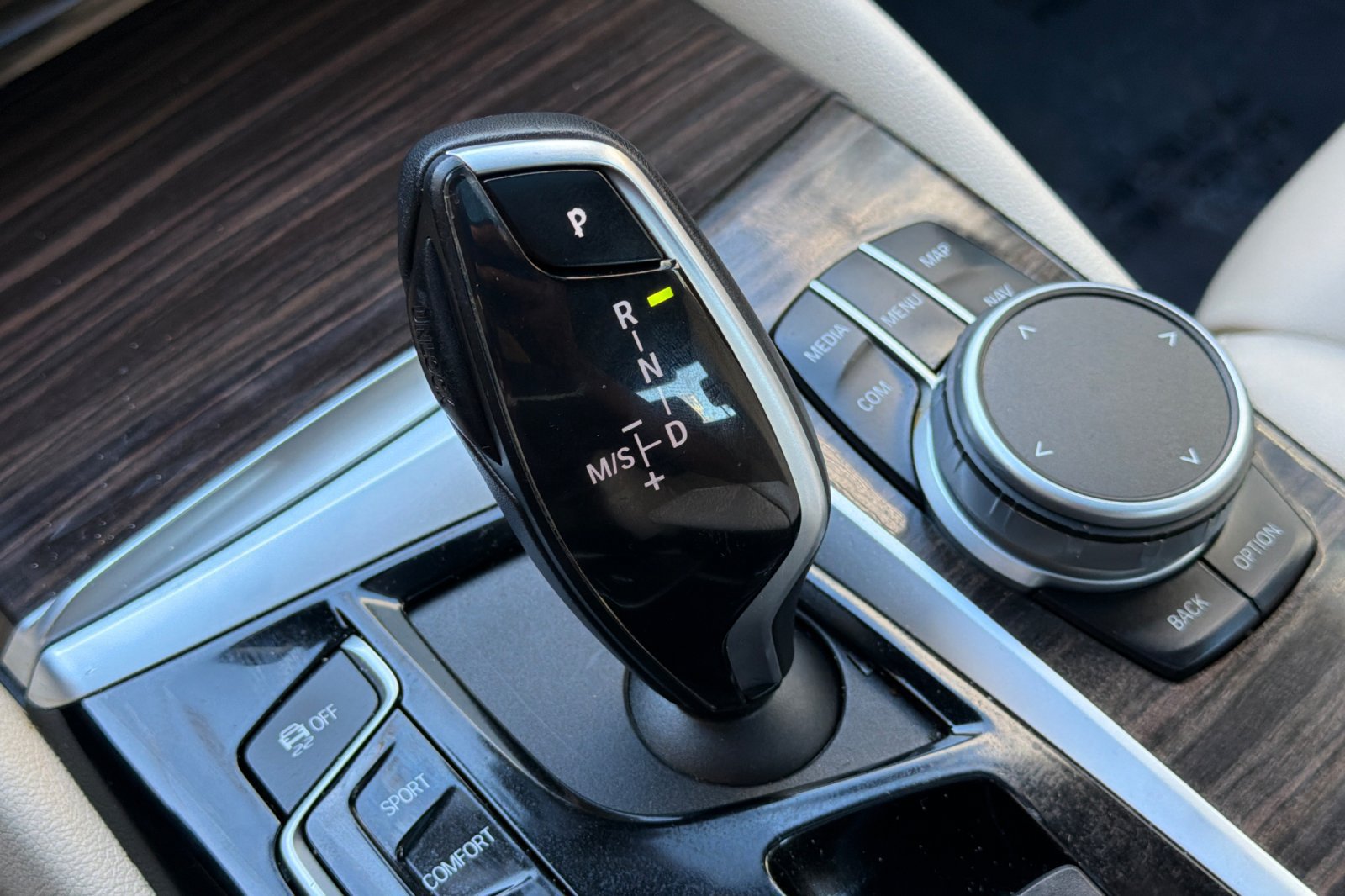 Used 2020 BMW 530e w/ Premium Package RWD image 22