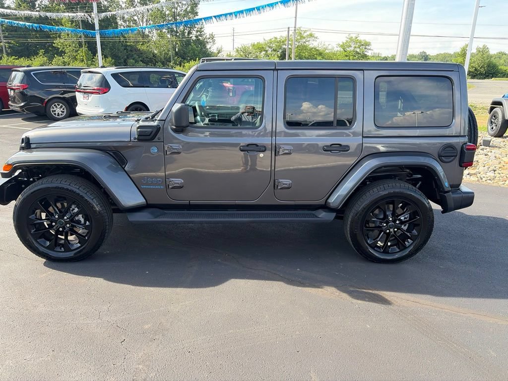 Used 2025 Jeep Wrangler Unlimited Sahara AWD/4WD image 9