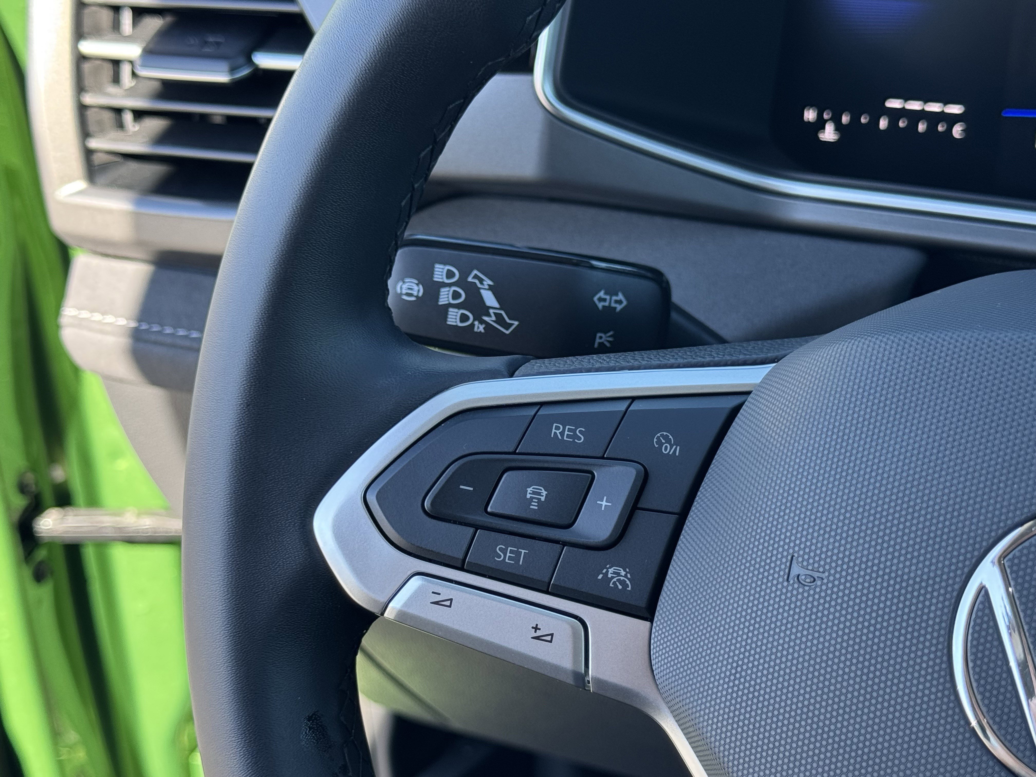 Certified 2025 Volkswagen Taos SE image 21