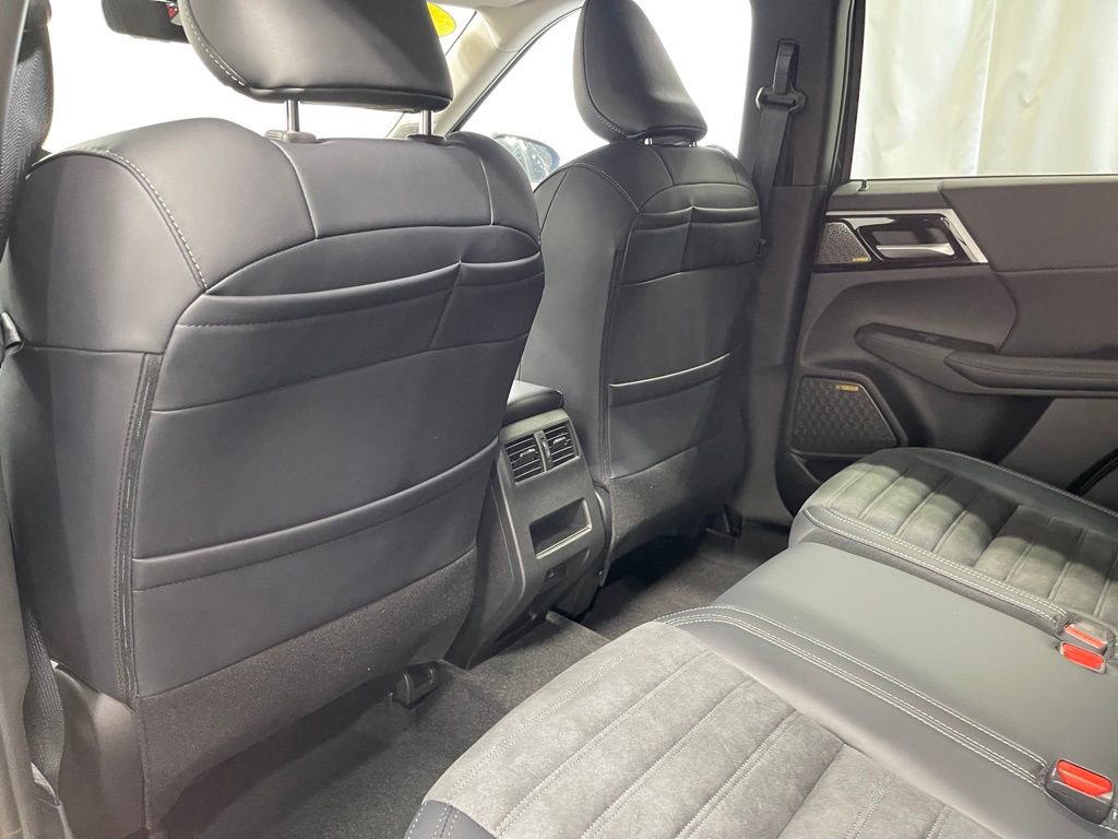 New 2025 Mitsubishi Outlander SE image 25