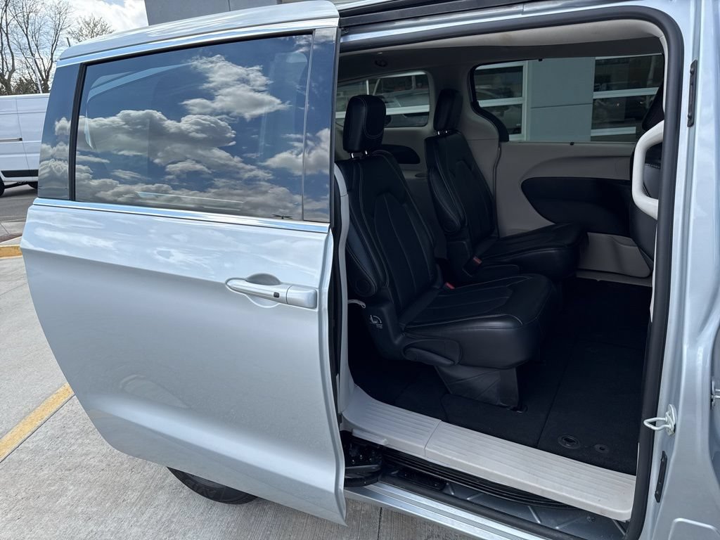 Used 2024 Chrysler Pacifica Touring-L FWD image 40