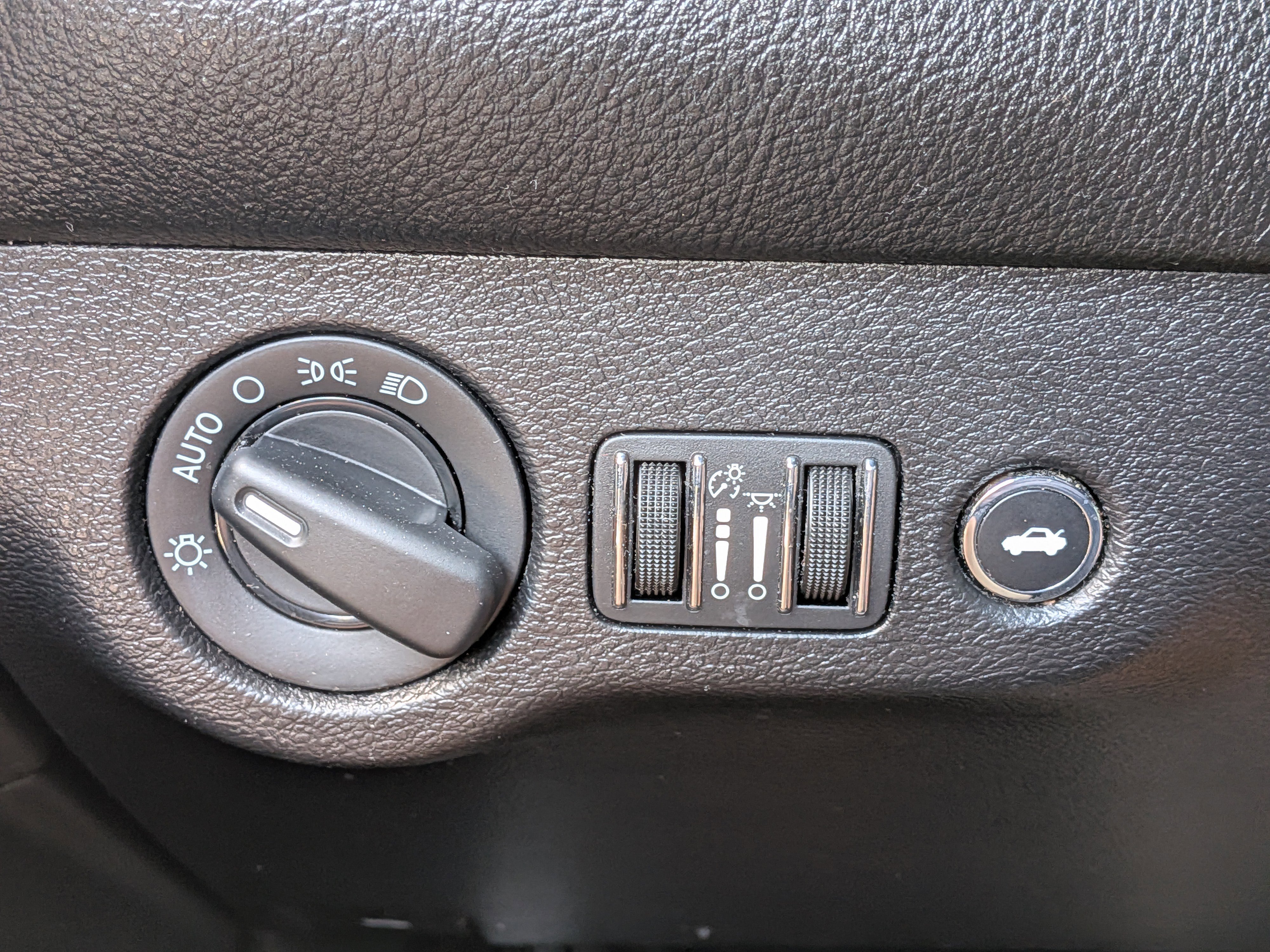 Used 2019 Dodge Challenger SXT image 21