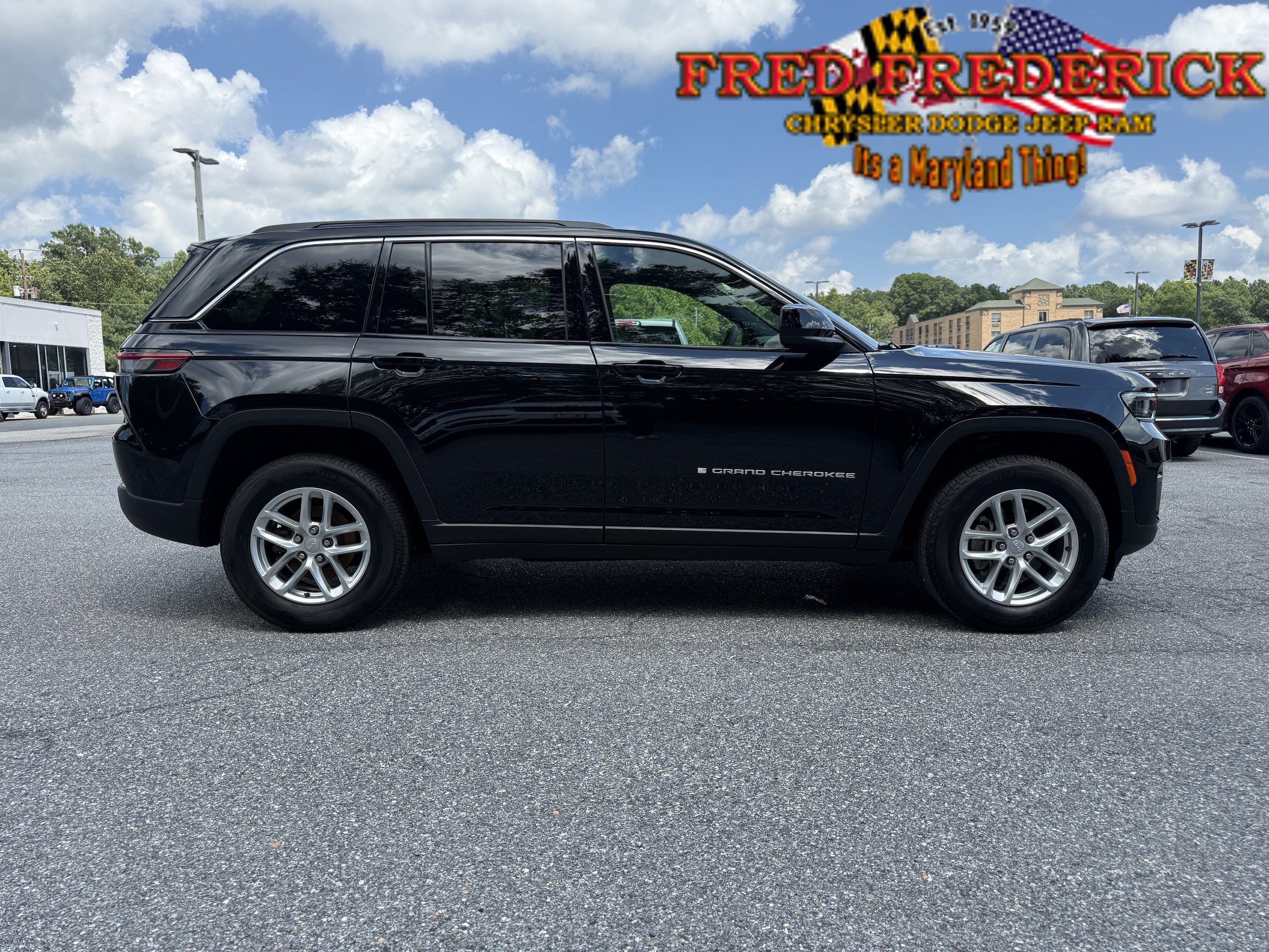 Used 2025 Jeep Grand Cherokee Laredo X AWD/4WD image 9